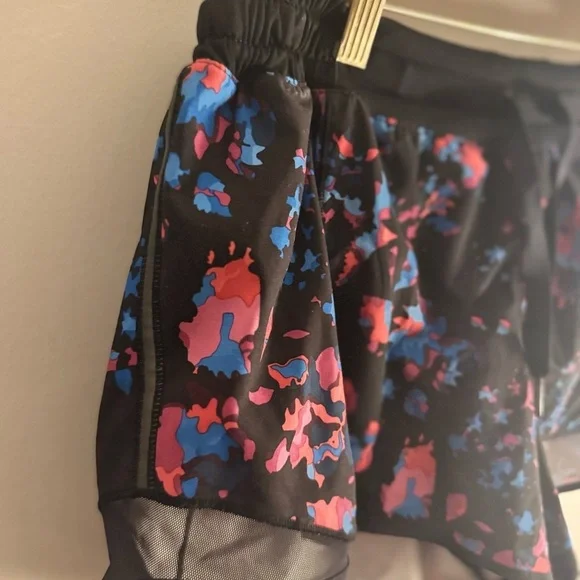 Lululemon Hotty Hot Low Rise Shorts | Dandy Digie Multi / Black Rare size 10 - Picture 4 of 5